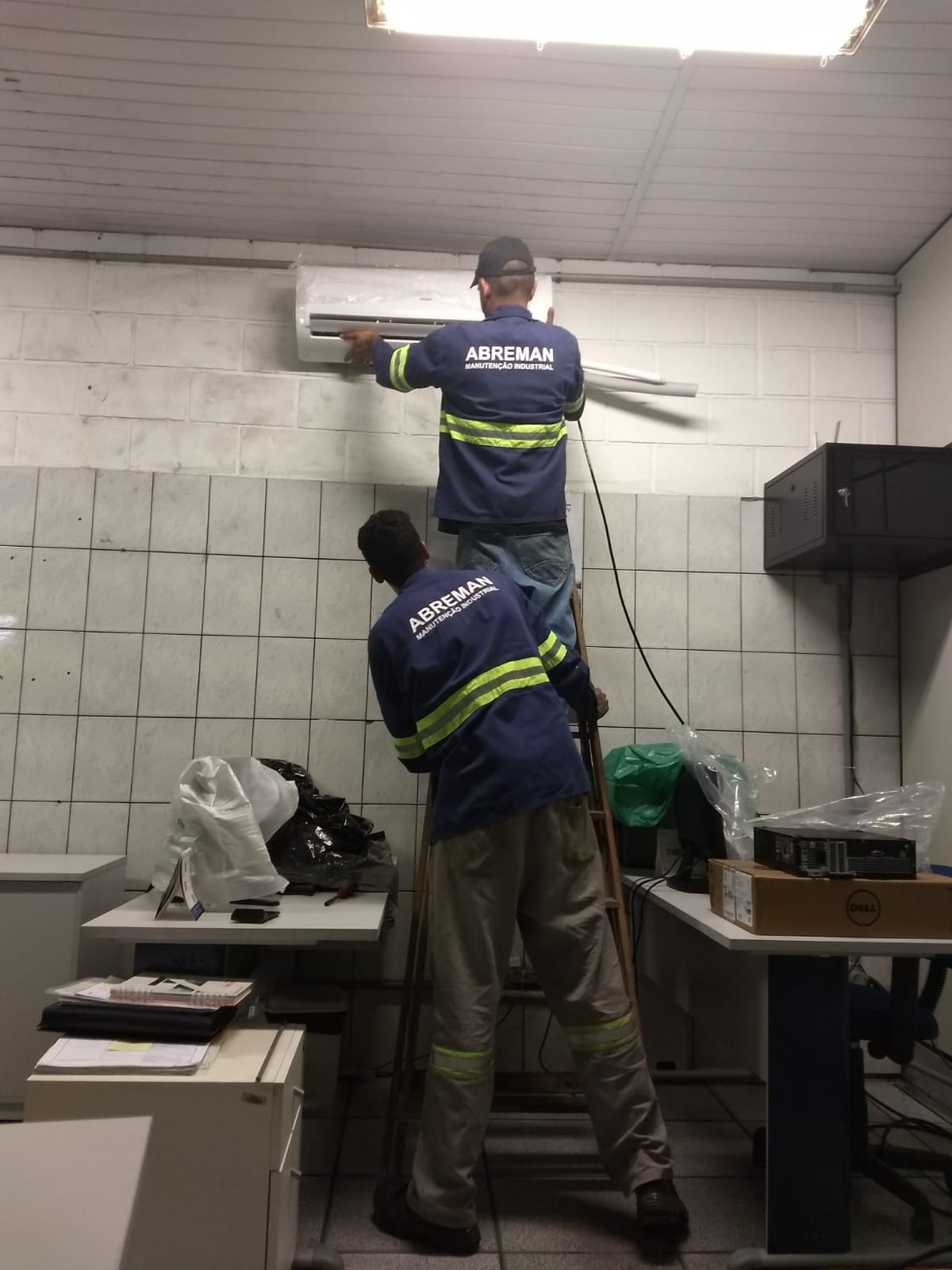 Profissional durante atividade industrial
